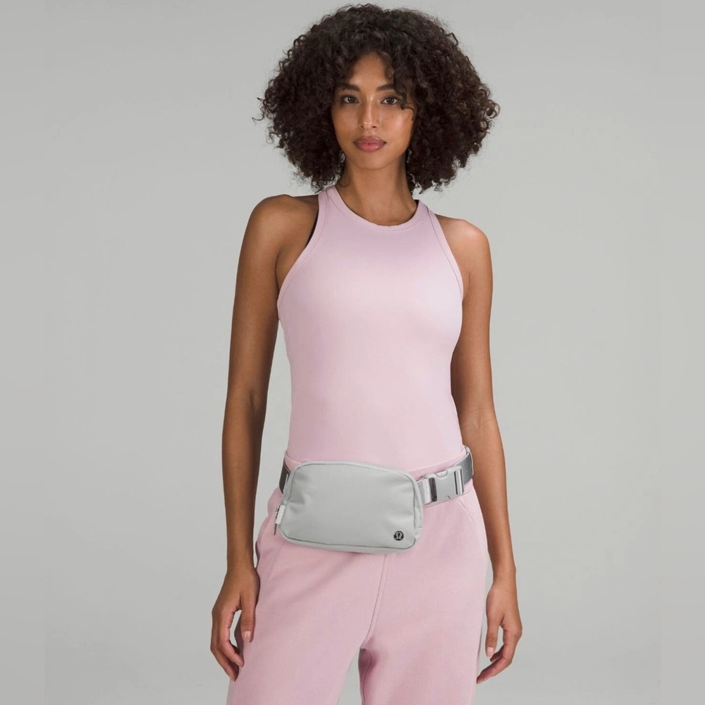 NWT Lululemon Everywhere Belt Bag Crossbody Extended Strap Silver Drop Unisex - Picture 6 of 9